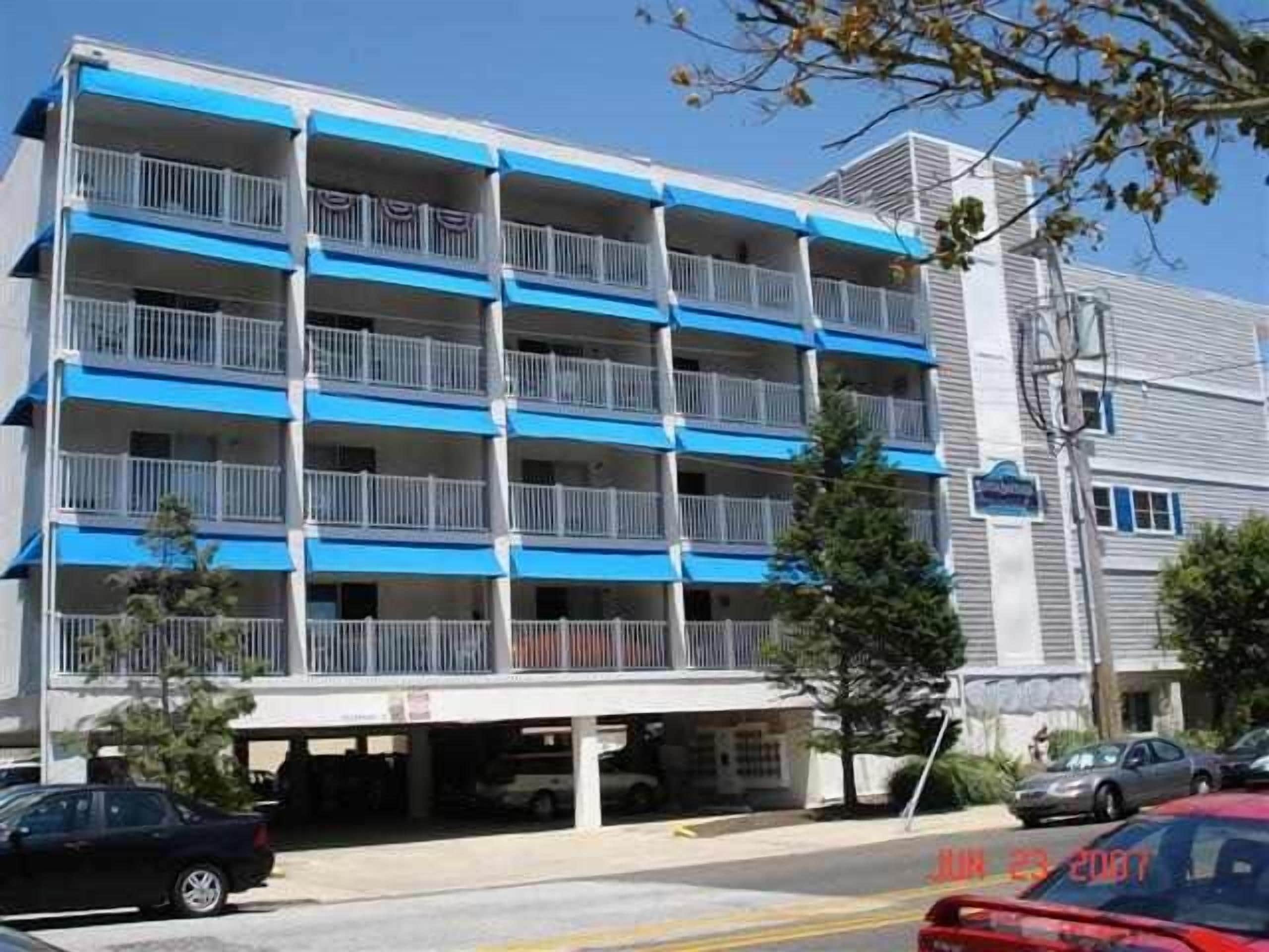 Beautiful pool! 2 Blocks from Boards/Beach and Shopping