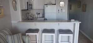 Refrigerador, microondas, lavavajillas y cafetera y tetera