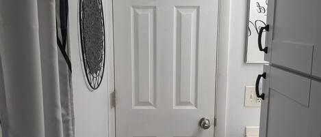 A white door with a sign above it that reads "TOWELS".