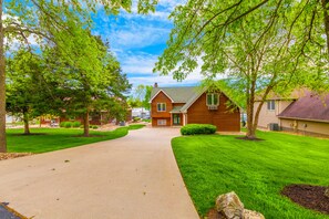 Exterior - Beautiful Calm Water Lakefront Home, Flat Lot & Large Private Dock. (Missouri)