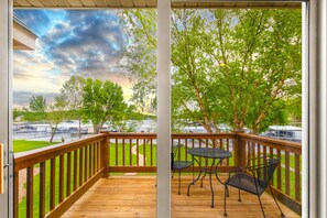 Outdoor dining - Beautiful Calm Water Lakefront Home, Flat Lot & Large Private Dock. (Missouri)