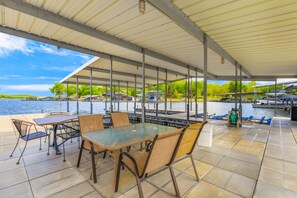 Outdoor dining - Beautiful Calm Water Lakefront Home, Flat Lot & Large Private Dock. (Missouri)