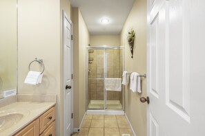 Shower, hair dryer, towels, soap - Beautiful Calm Water Lakefront Home, Flat Lot & Large Private Dock. (Missouri)