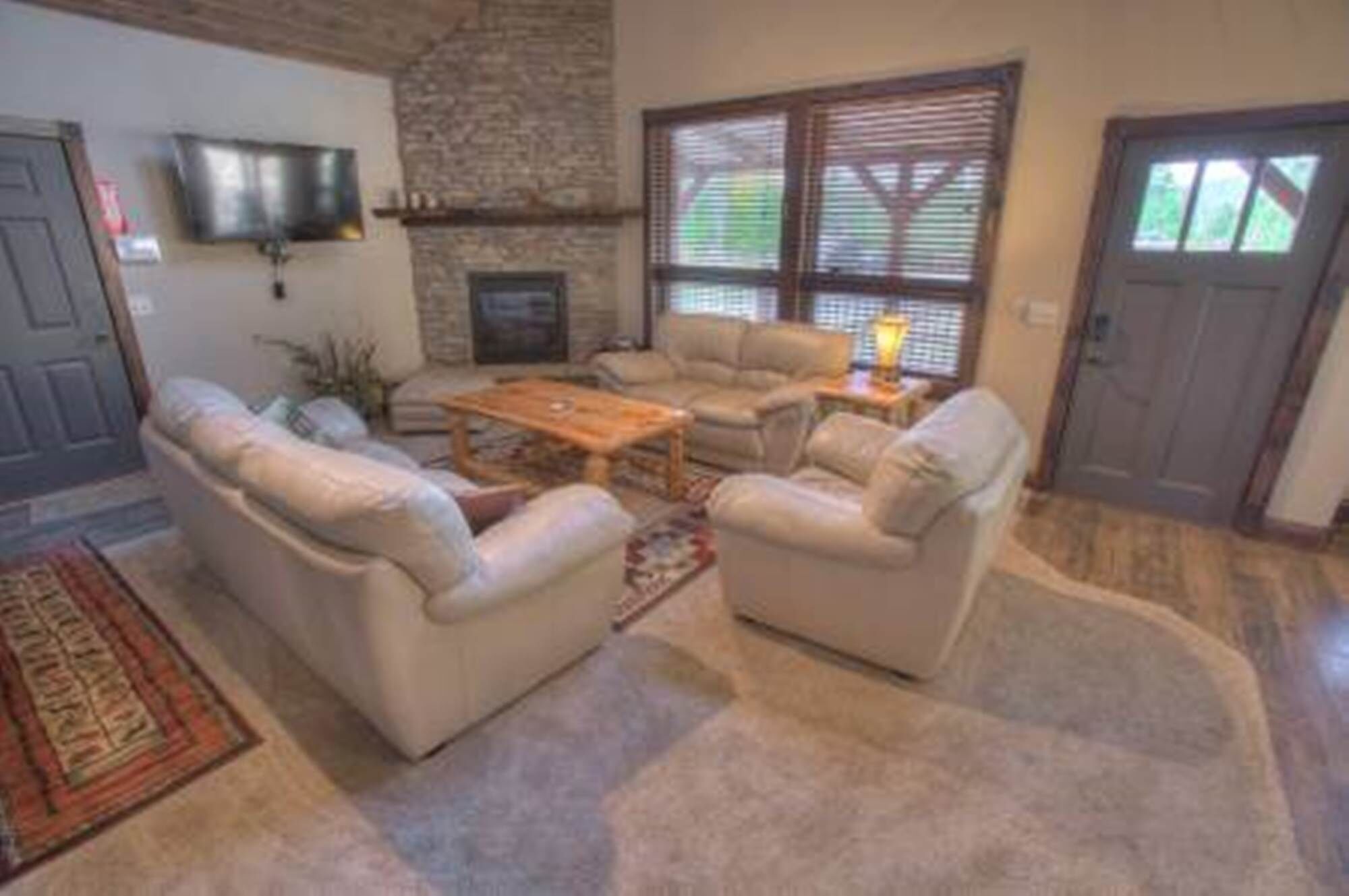 Big Sky, Garage Access, Hot tub, Wifi, Fully Paved Roads in New Development