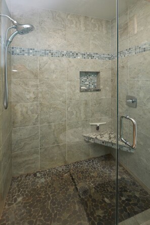 Dusche, Haartrockner, Handtücher, Seife