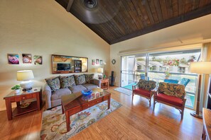 Smart-TV, leker, bøker og stereoanlegg