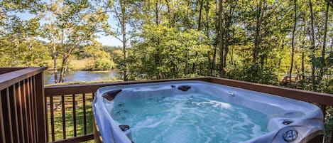 Outdoor spa tub