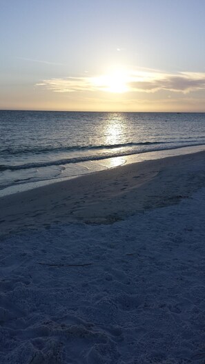 On the beach, sun-loungers, beach towels - Quiet end of the island (Fort Myers Beach)