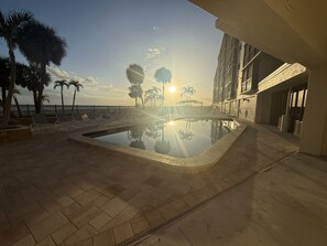 Utendørsbasseng og et oppvarmet basseng