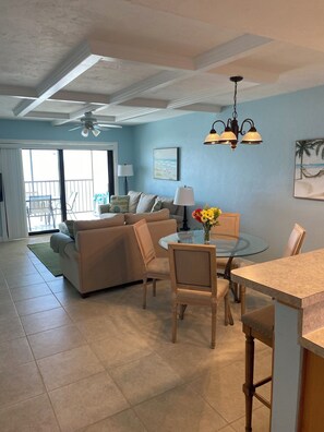 TV, DVD-spiller, bordtennis og leker