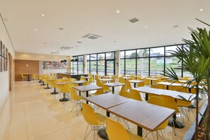 朝食 (ビュッフェ)、毎日提供 (無料)