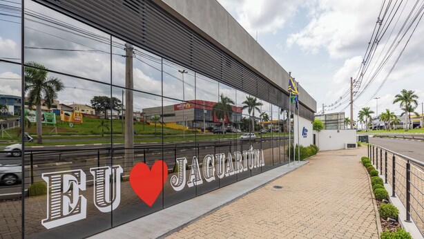 A building facade with the text "EU JAGUARIÃA" and a heart symbol. - Blue Tree Jaguariuna (Jaguariuna)