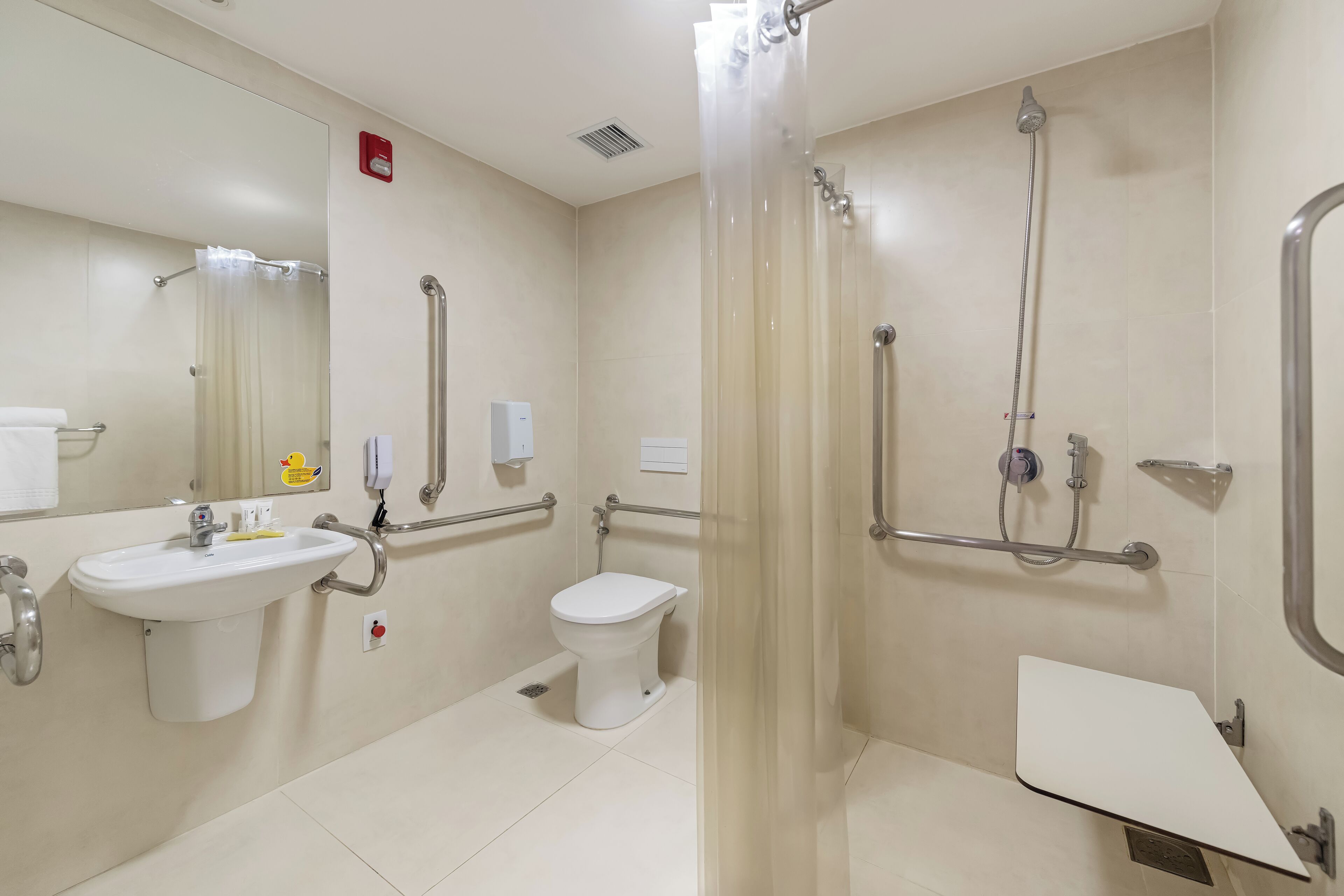 superior adaptado | bathroom | shower, free toiletries, hair dryer, towels