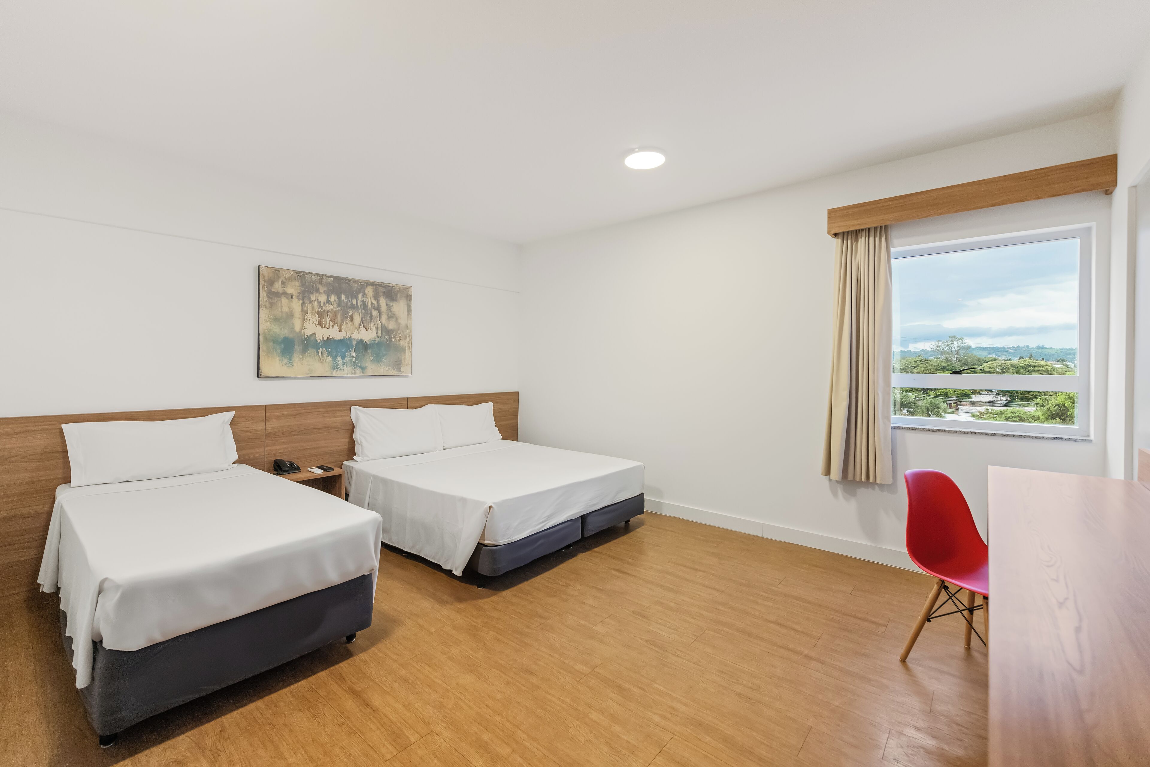 Superior Adaptado | Frigobar, escrivaninha, cortinas blackout, Wi-Fi de cortesia