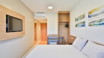 Quarto casal superior | Frigobar, escrivaninha, cortinas blackout, Wi-Fi de cortesia