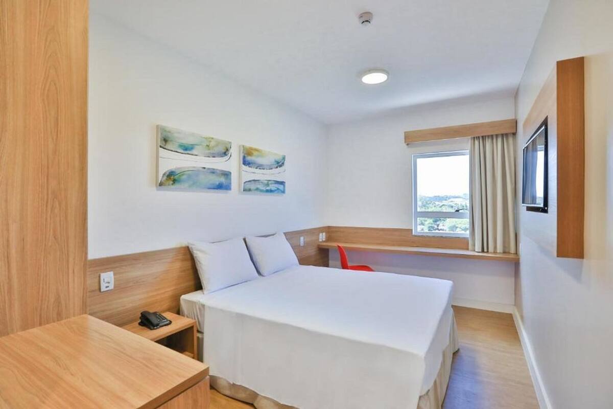 Minibar, desk, blackout drapes, WiFi (free)