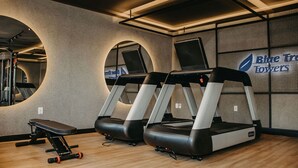 A gym with treadmills, a bench, and a wall with 'Blue Tree Towers' branding. - Blue Tree Jaguariuna (Jaguariuna)