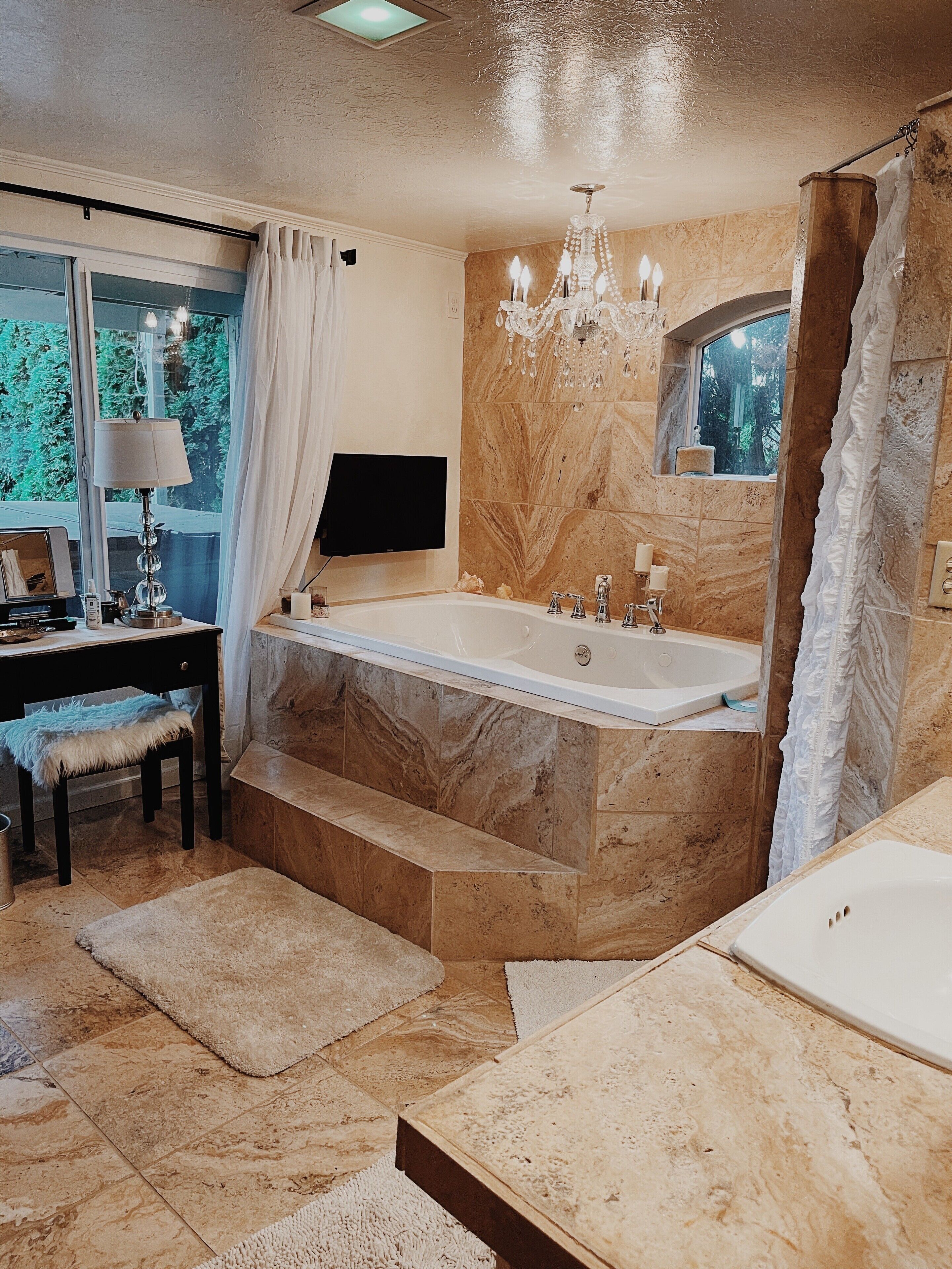 On the  river with your own private boat and dock!Moments from downtown!