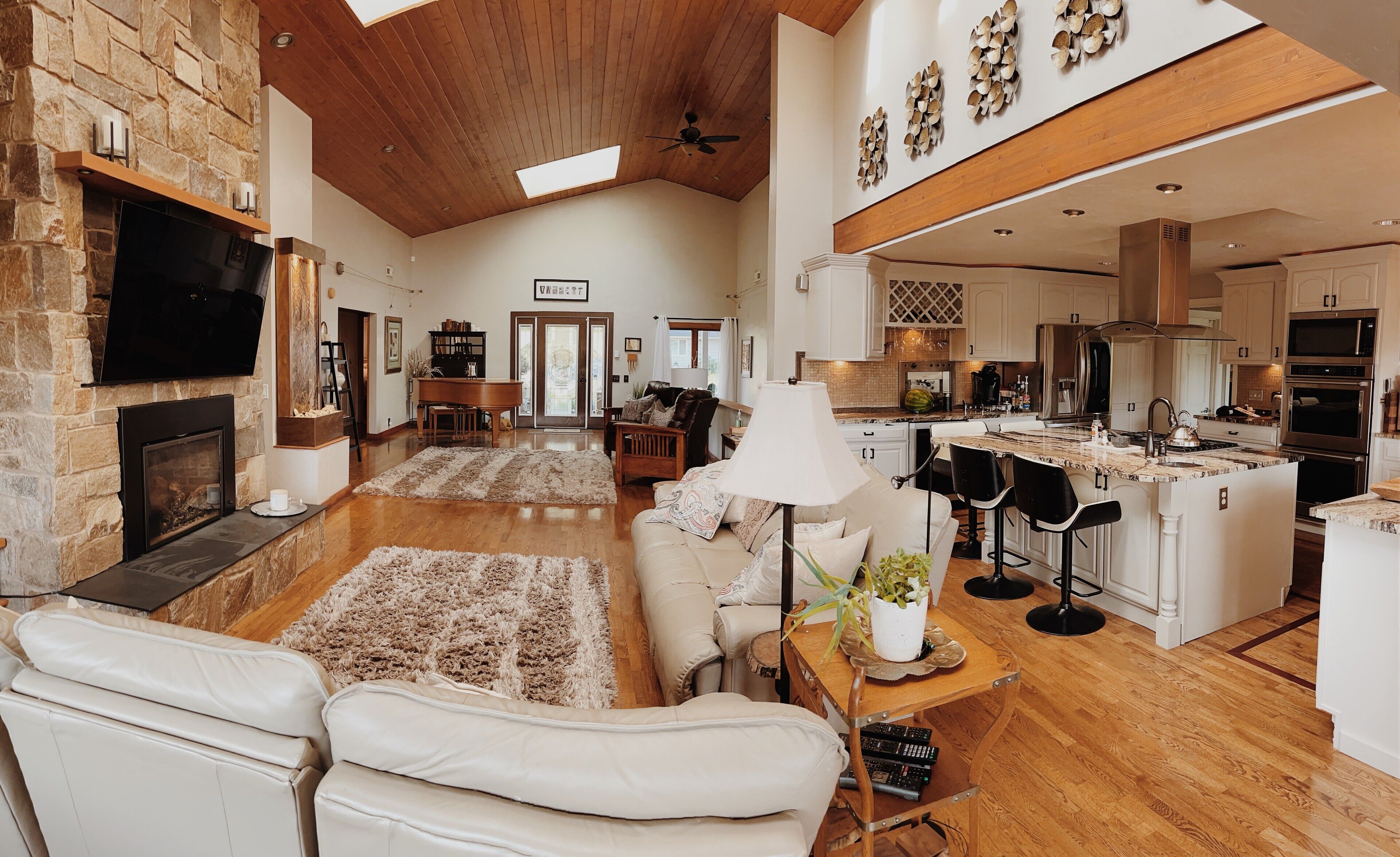 On the  river with your own private boat and dock!Moments from downtown!