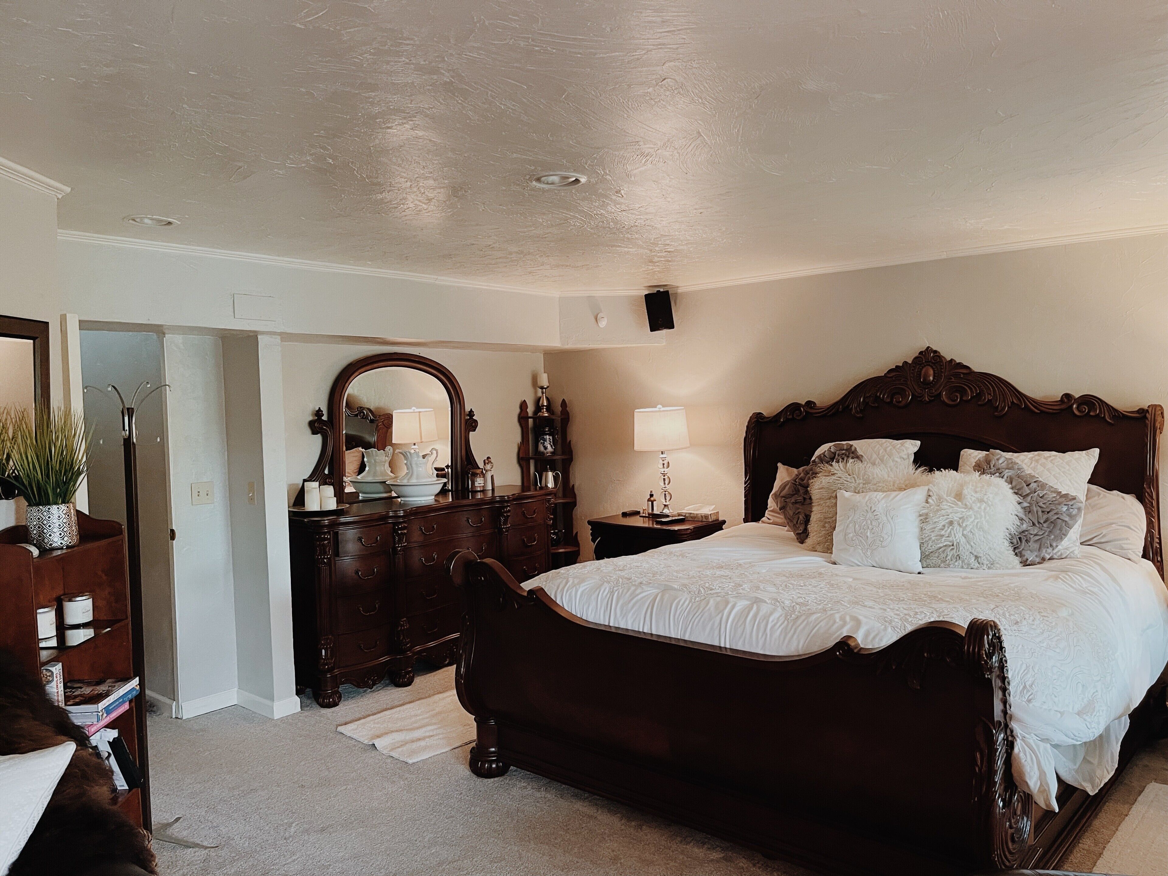 On the  river with your own private boat and dock!Moments from downtown!