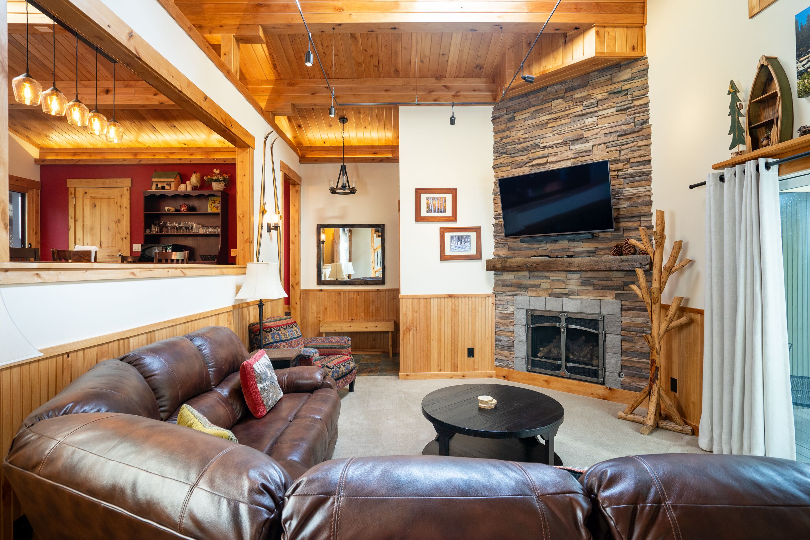 Walk to Lake and Skylandia Beach, close to Tahoe City! Fenced Yard, Summer Cottage.