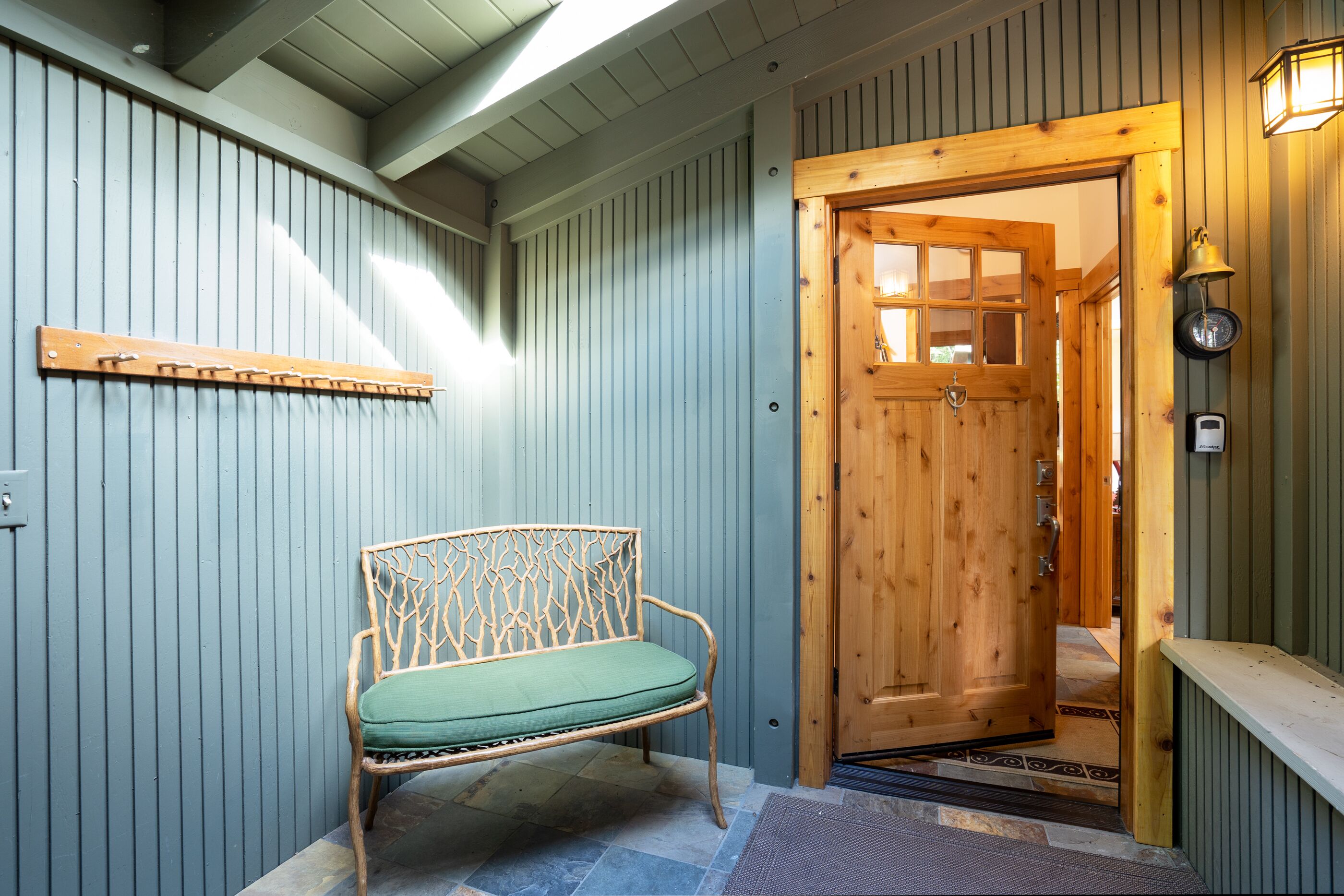 Walk to Lake and Skylandia Beach, close to Tahoe City! Fenced Yard, Summer Cottage.