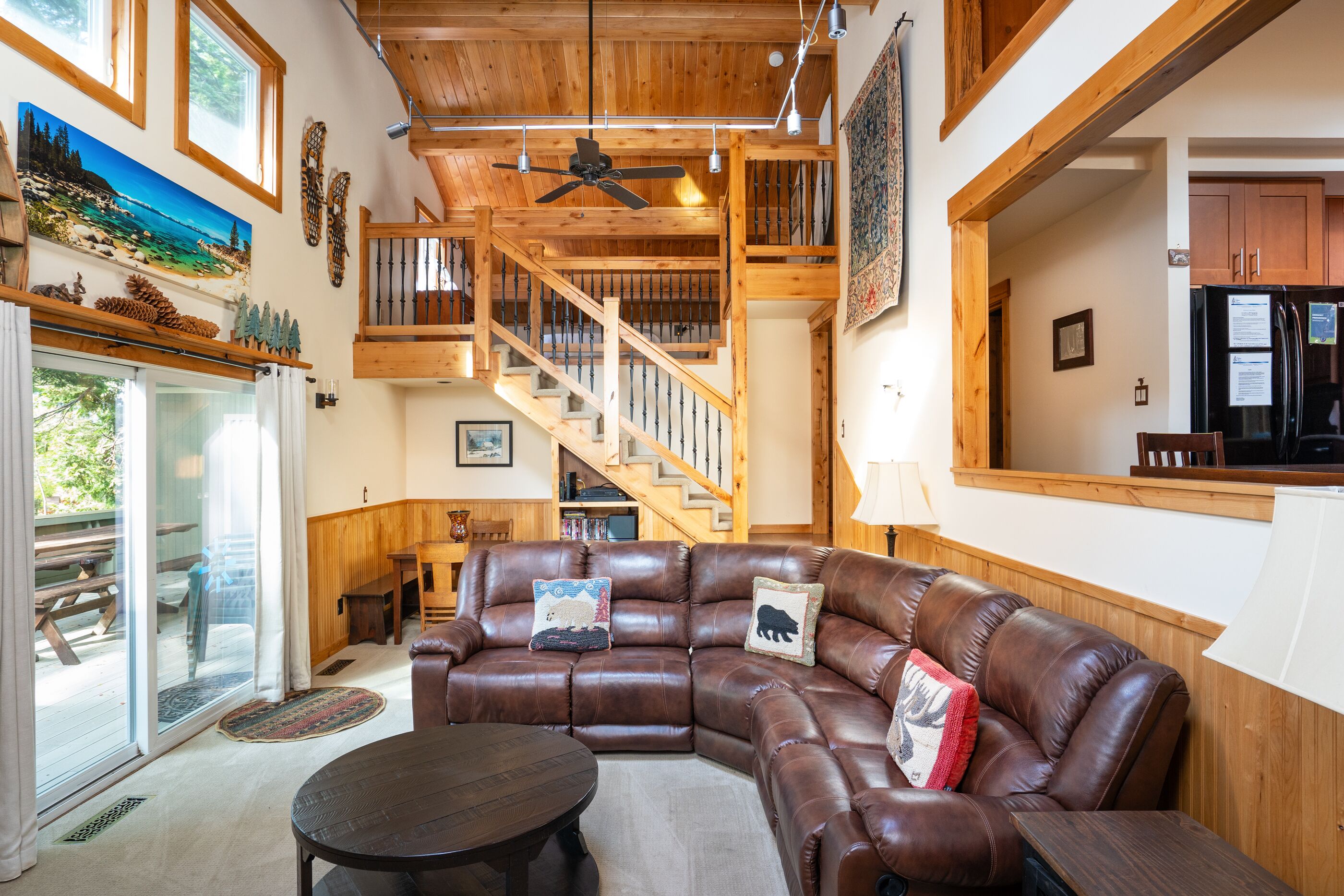 Walk to Lake and Skylandia Beach, close to Tahoe City! Fenced Yard, Summer Cottage.