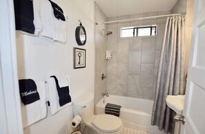 Bathtub, hair dryer, bathrobes, towels - Steps Away from Downtown: 2 Blocks to The Square - BEST Location! (Paso Robles)