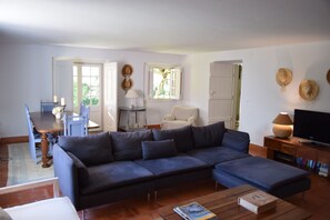 Een televisie en een open haard