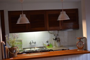 Een koelkast, een magnetron, een oven, een vaatwasser