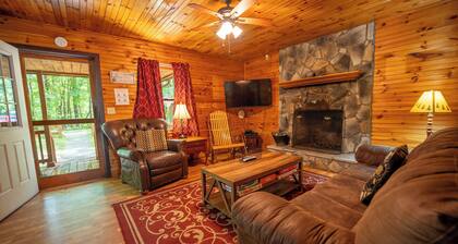 Hütten in der Nähe der New River Gorge mit Whirlpool und Kamin