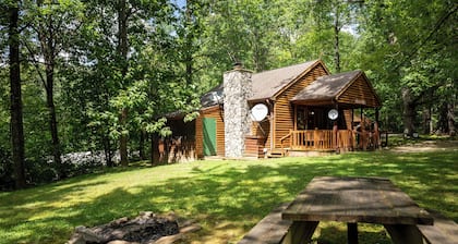 Mountaineer Cabin 3 - Hot Tub & Fireplace close to New River Gorge National Park