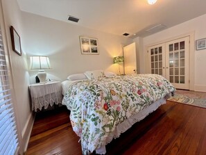 3 bedrooms, iron/ironing board, free WiFi, bed sheets - Superb location historic home- spacious, bright, and quiet, yet downtown! (Dunedin)