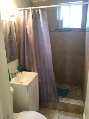 Shower, towels, soap, shampoo - Steps to the water on both sides!! (San Diego)