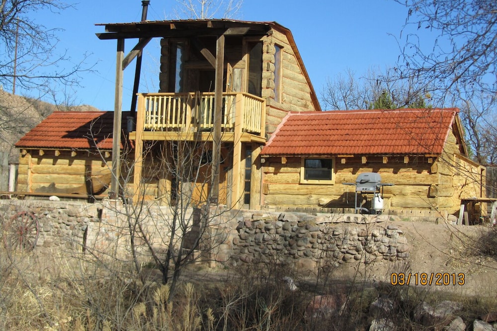 Unique Log cabin at Bearpaw Ranch on the Gila River