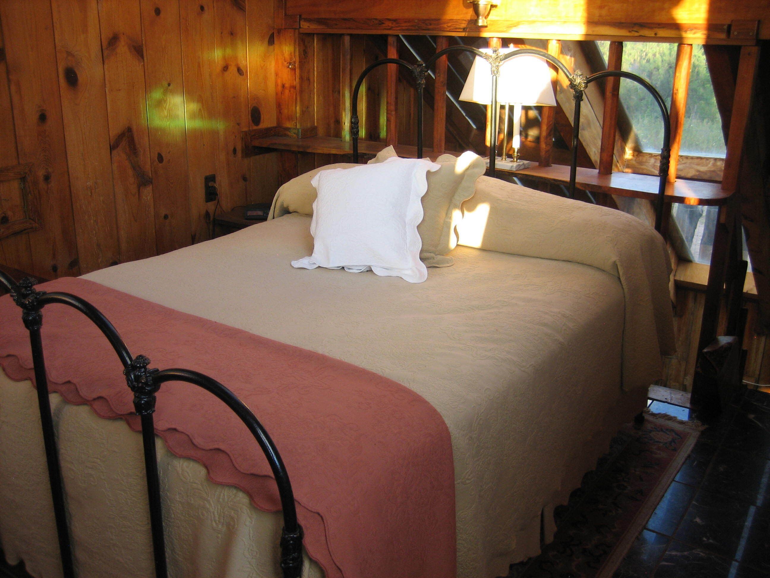 Unique Log cabin at Bearpaw Ranch on the Gila River