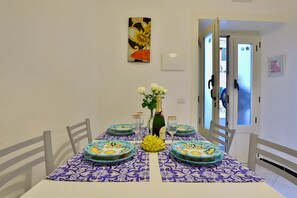 Apartment, 2 Schlafzimmer | Essbereich im Zimmer