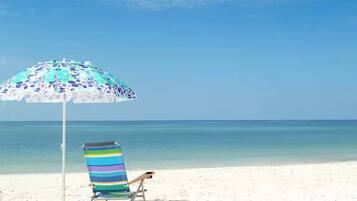 Plage, chaises longues, serviettes de plage
