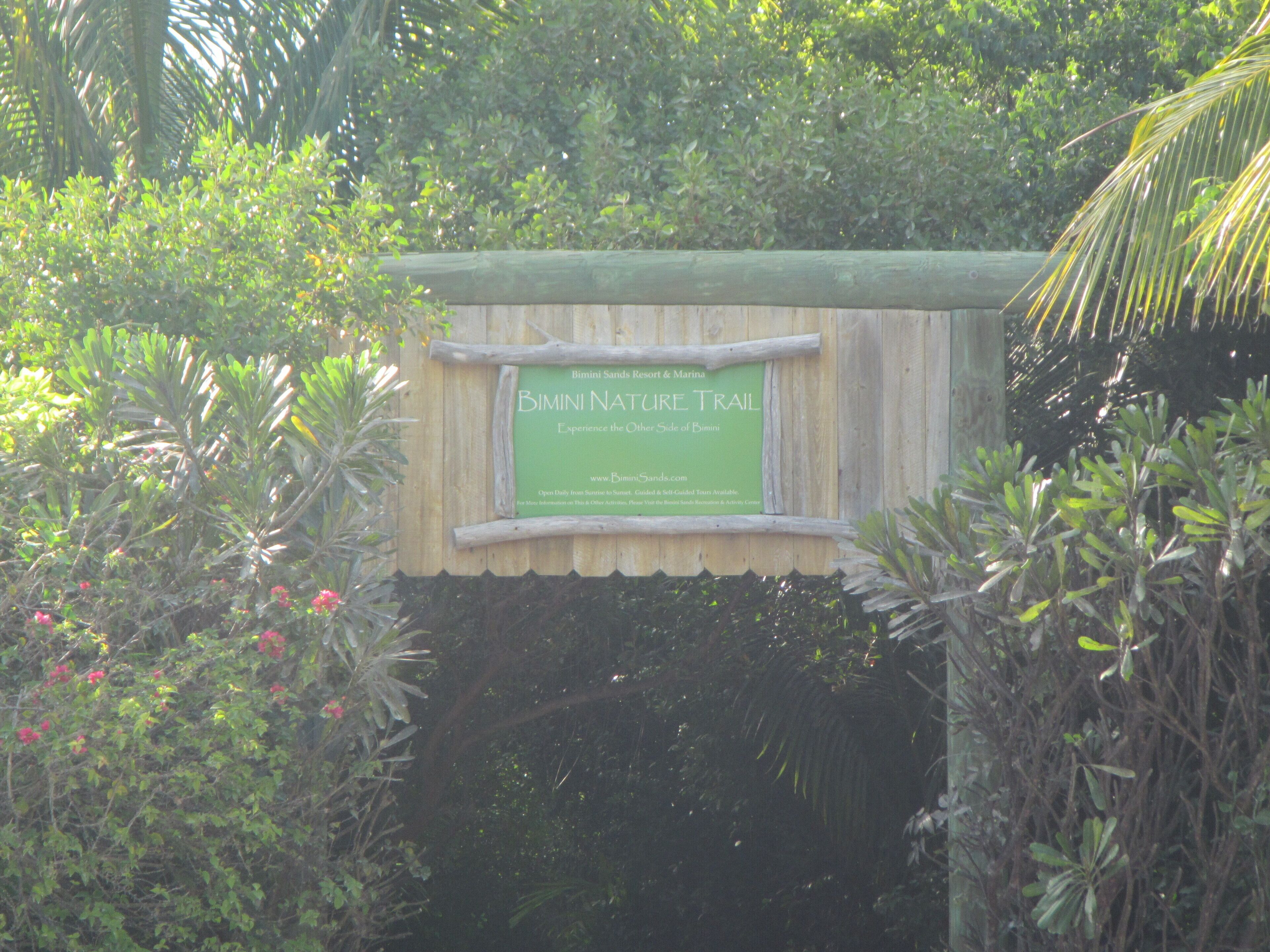 Naamplaatje voor het Bimini Nature Trail bij Bimini Sands Resort & Marina.