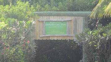 Naamplaatje voor het Bimini Nature Trail bij Bimini Sands Resort & Marina.