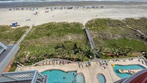 Un complexe hôtelier doté d’une piscine, d’un accès à la plage et offrant une vue sur l’océan.
