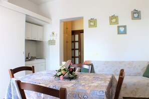 Appartement, 1 slaapkamer | Dineren op de kamer