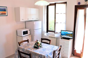 Apartment, 1 Schlafzimmer | Essbereich im Zimmer