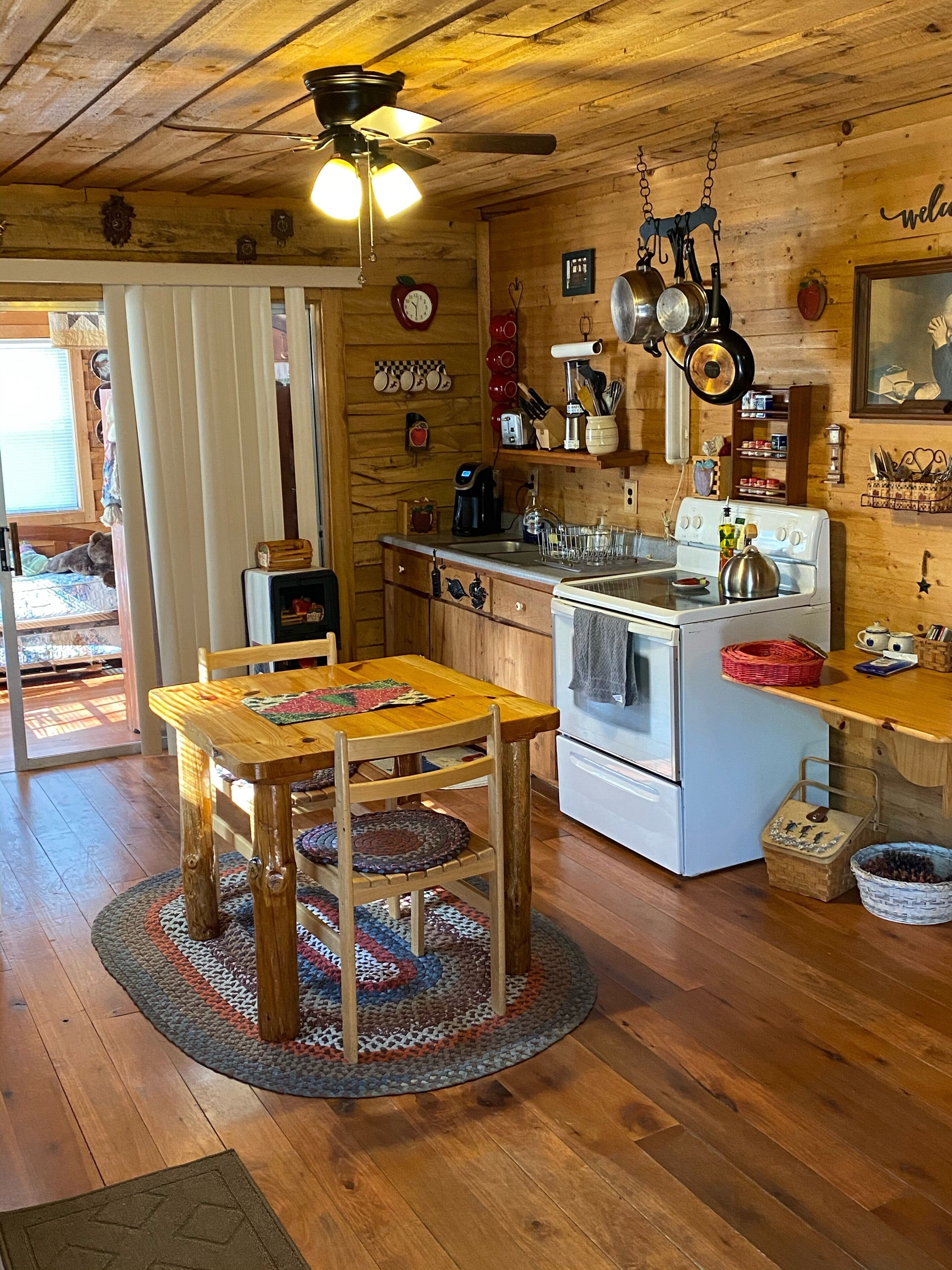 Extra Nice Cabin 2 Fully Furn. Rooms+Hot Tub~Wi-Fi~ Barley the Bear; WWoods,LLC