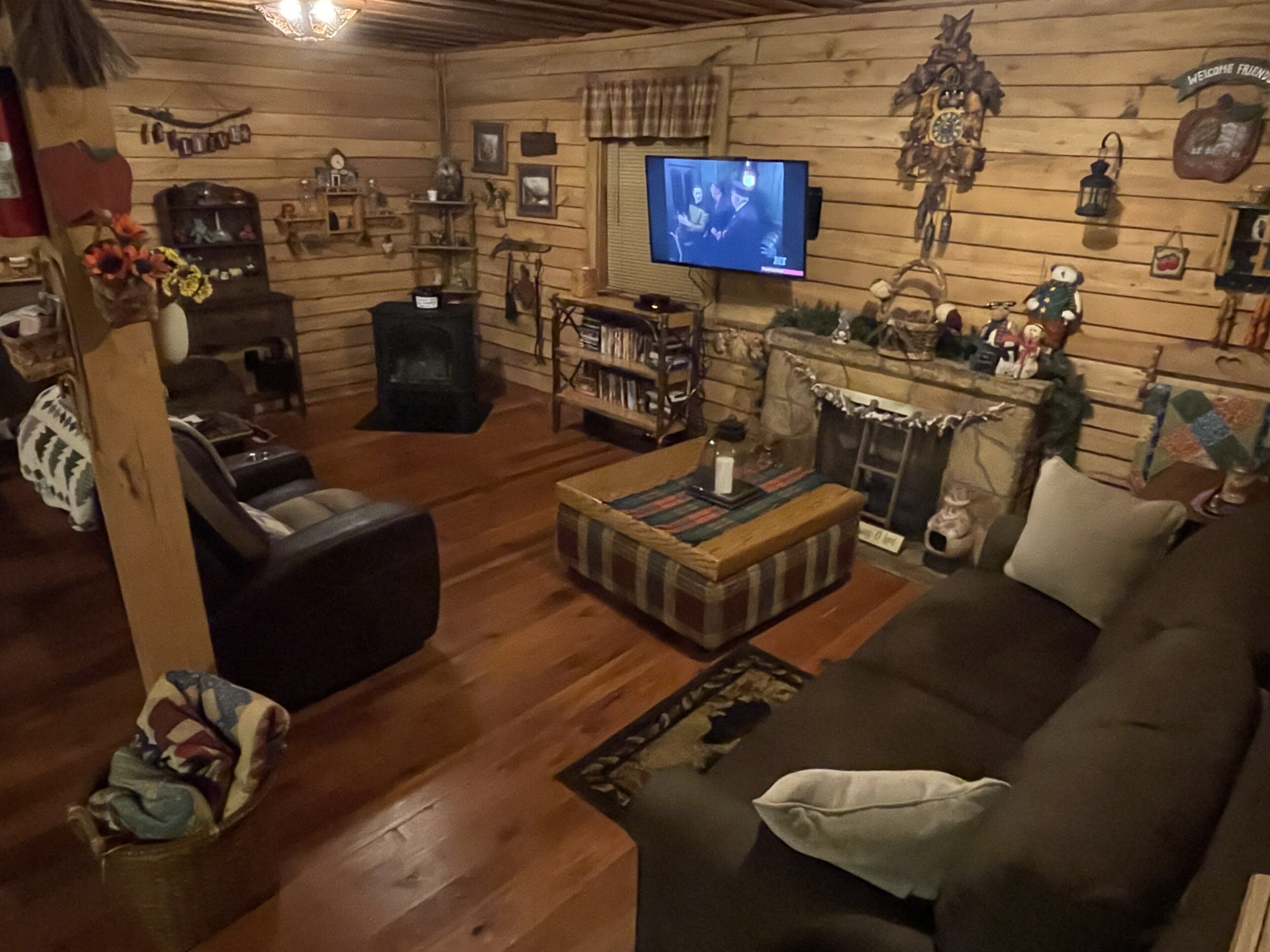 Extra Nice Cabin 2 Fully Furn. Rooms+Hot Tub~Wi-Fi~ Barley the Bear; WWoods,LLC