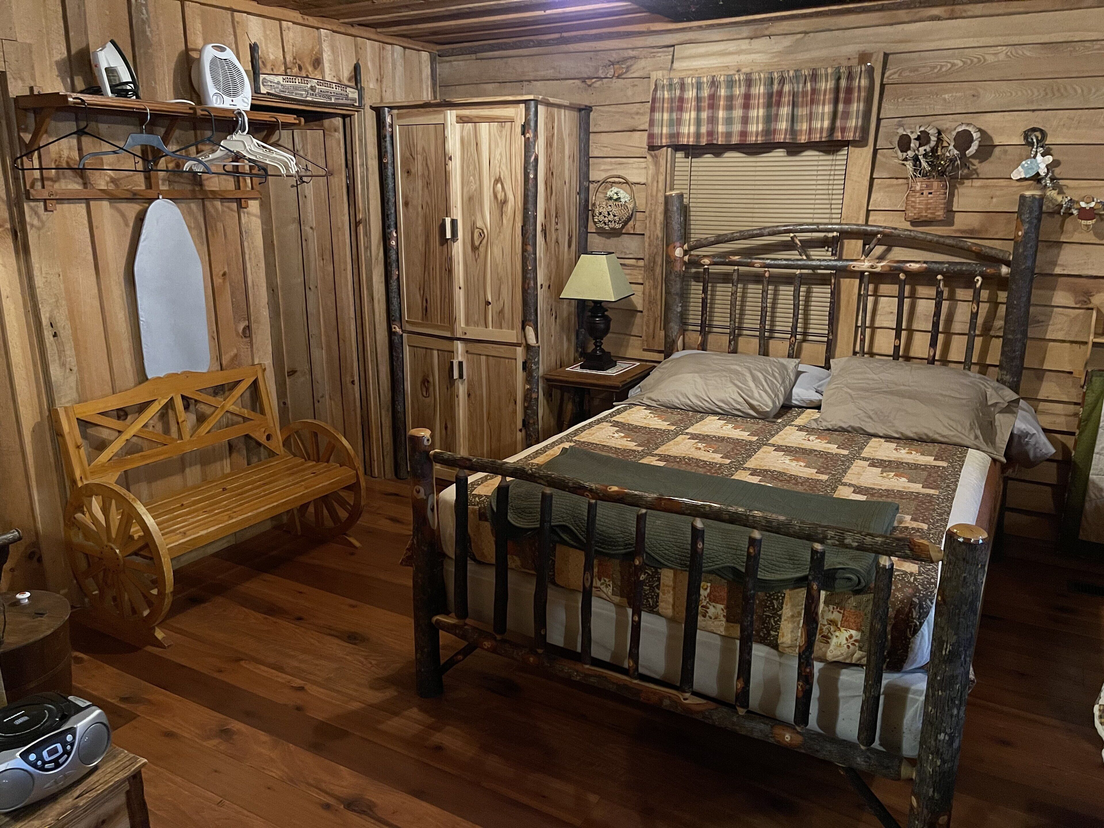 Extra Nice Cabin 2 Fully Furn. Rooms+Hot Tub~Wi-Fi~ Barley the Bear; WWoods,LLC