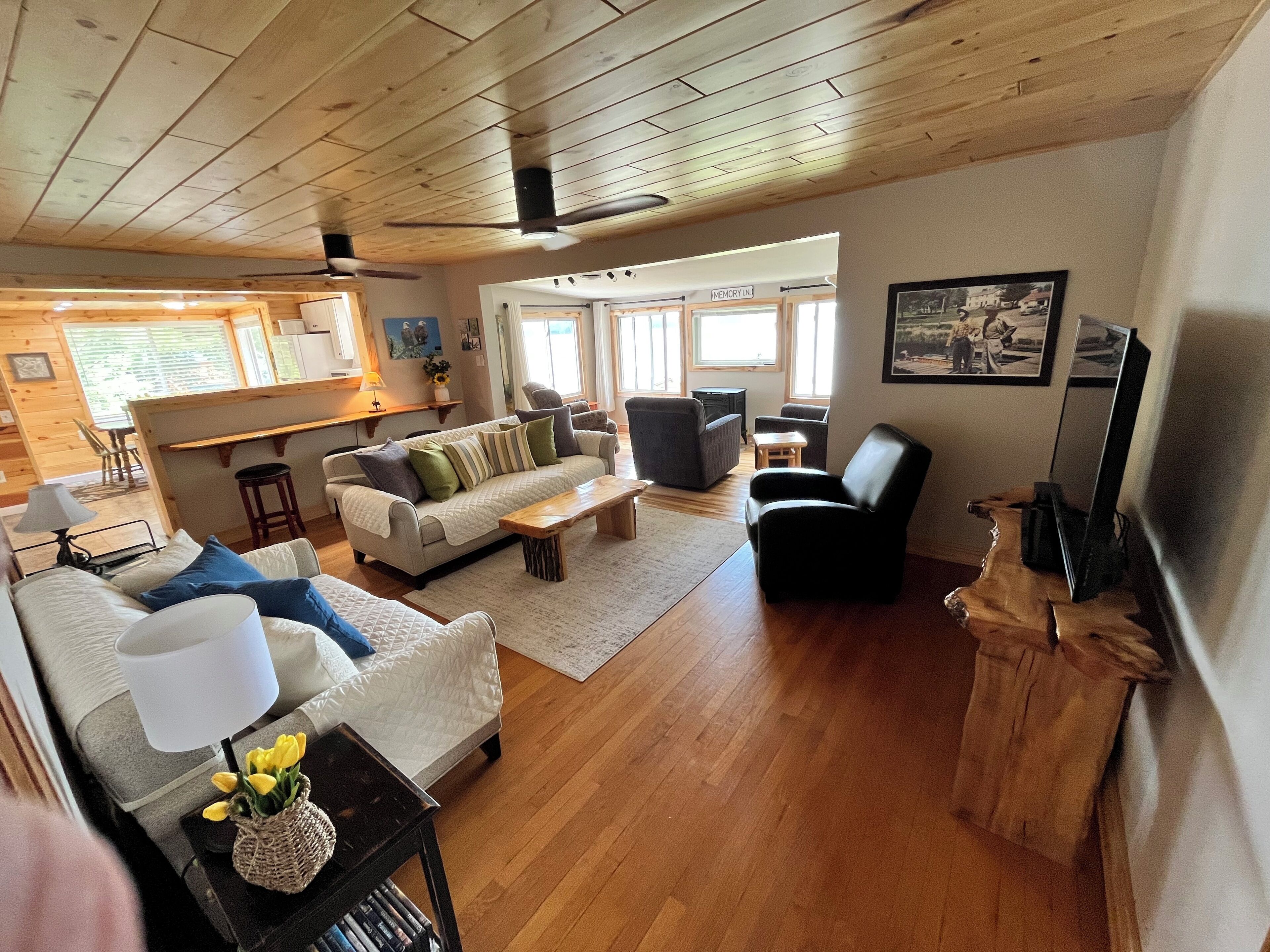 LAKEFRONT, SECOND-FLOOR, IMMACULATE SUITE with SPECTACULAR VIEWS