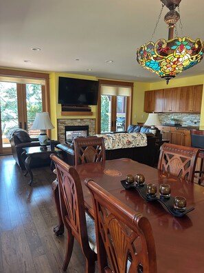 Dining - Admiral's Suite - Spacious, Flagship Condo as you enter Eastsound (Eastsound)