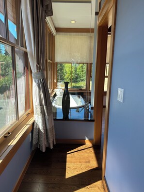 Interior - Admiral's Suite - Spacious, Flagship Condo as you enter Eastsound (Eastsound)