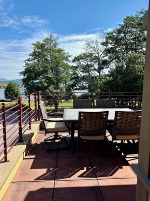 Outdoor dining - Admiral's Suite - Spacious, Flagship Condo as you enter Eastsound (Eastsound)